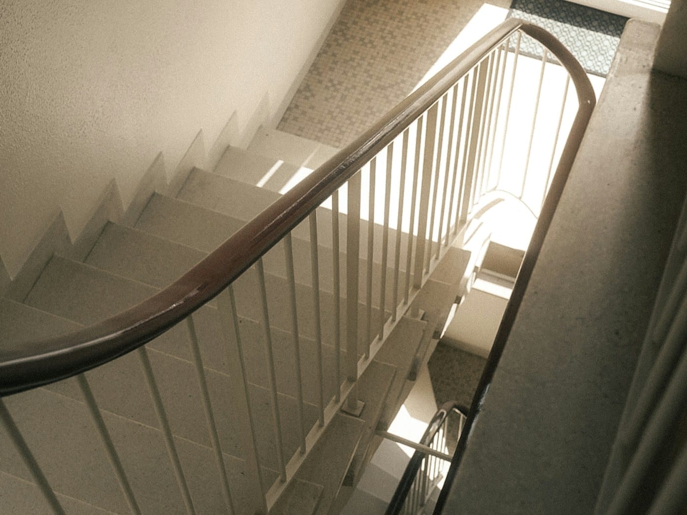 Gepflegtes Treppenhaus einer Wohnanlage